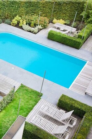 시즌별로 운영되는 야외 수영장, 일광욕 의자