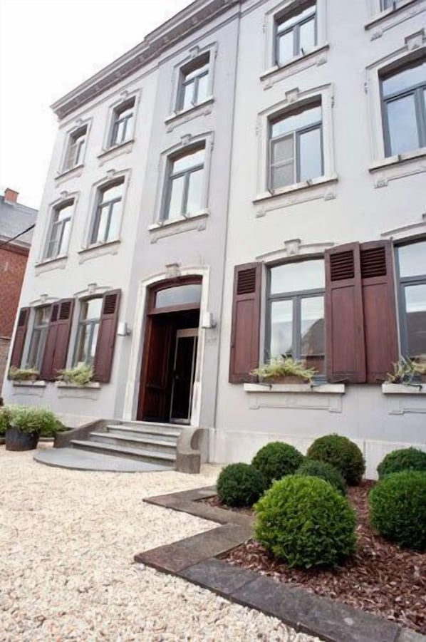 Front of property - Le Castel Hotel (Fosses-La-Ville)