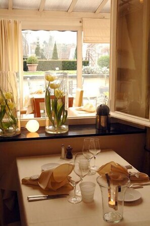 Lunch and dinner served, French cuisine - Le Castel Hotel (Fosses-La-Ville)