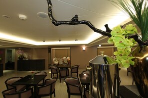 Lobby sitting area - Nest Hotel (Kaohsiung)