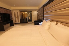 Minibar, in-room safe, free WiFi - Nest Hotel (Kaohsiung)
