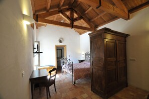 1 habitación, escritorio, wifi gratis y ropa de cama