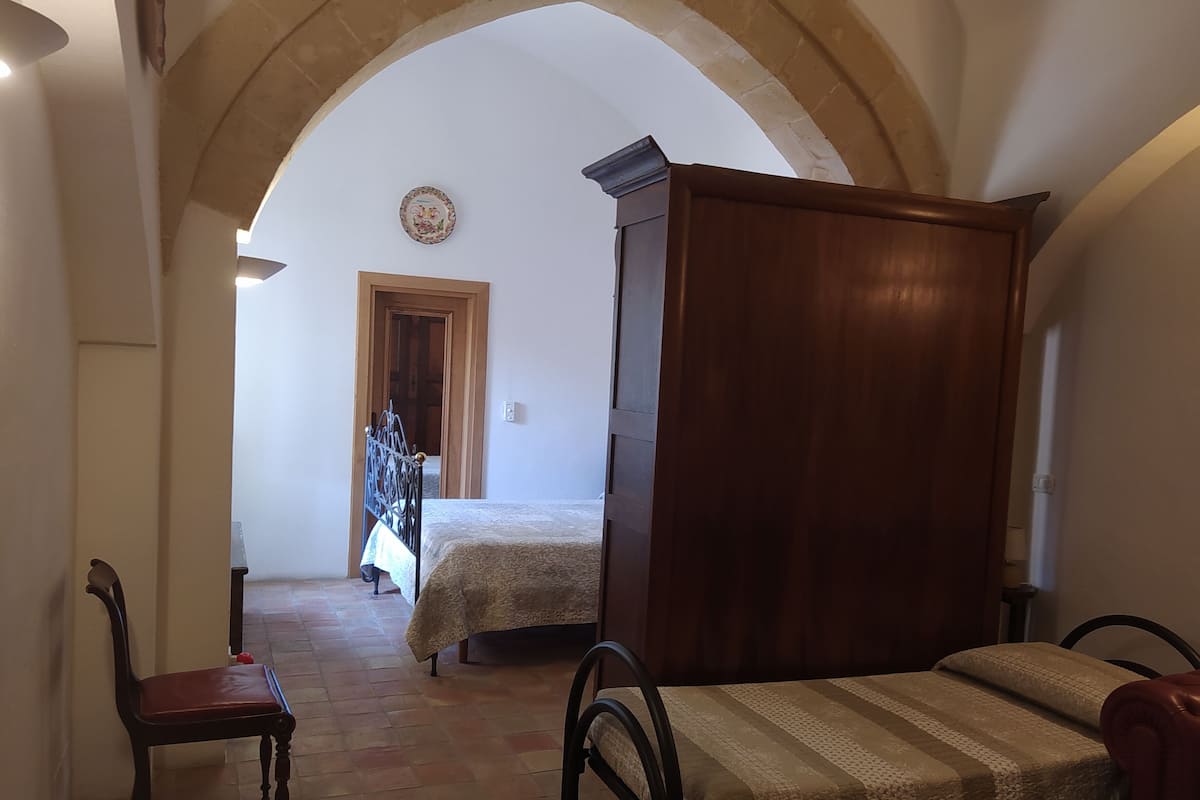 1 habitación, escritorio, wifi gratis y ropa de cama