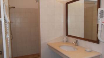 Dusche, kostenlose Toilettenartikel, Haartrockner, Bidet