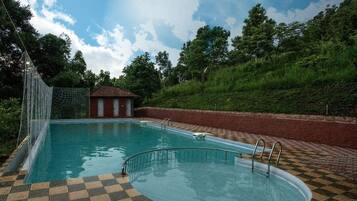Una piscina al aire libre