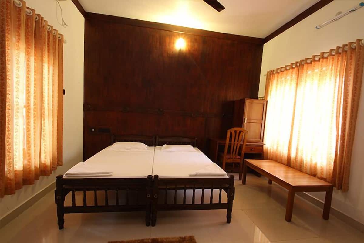 Une chambre à coucher avec un lit en bois, un banc en bois et un bureau.