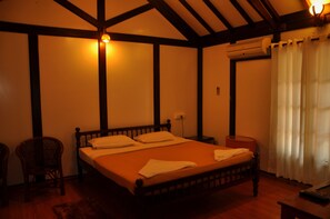 In-room safe, desk, rollaway beds, free WiFi - Raja Park Beach Resort (Varkala)