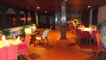 Desayuno inglés diario (USD 5 por persona)