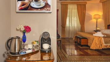 Ein Hotelzimmer mit Bett, Nachttisch mit Lampe, einer Kaffeemaschine und einem Tablett mit Tassen und einem Blumenstrauß.