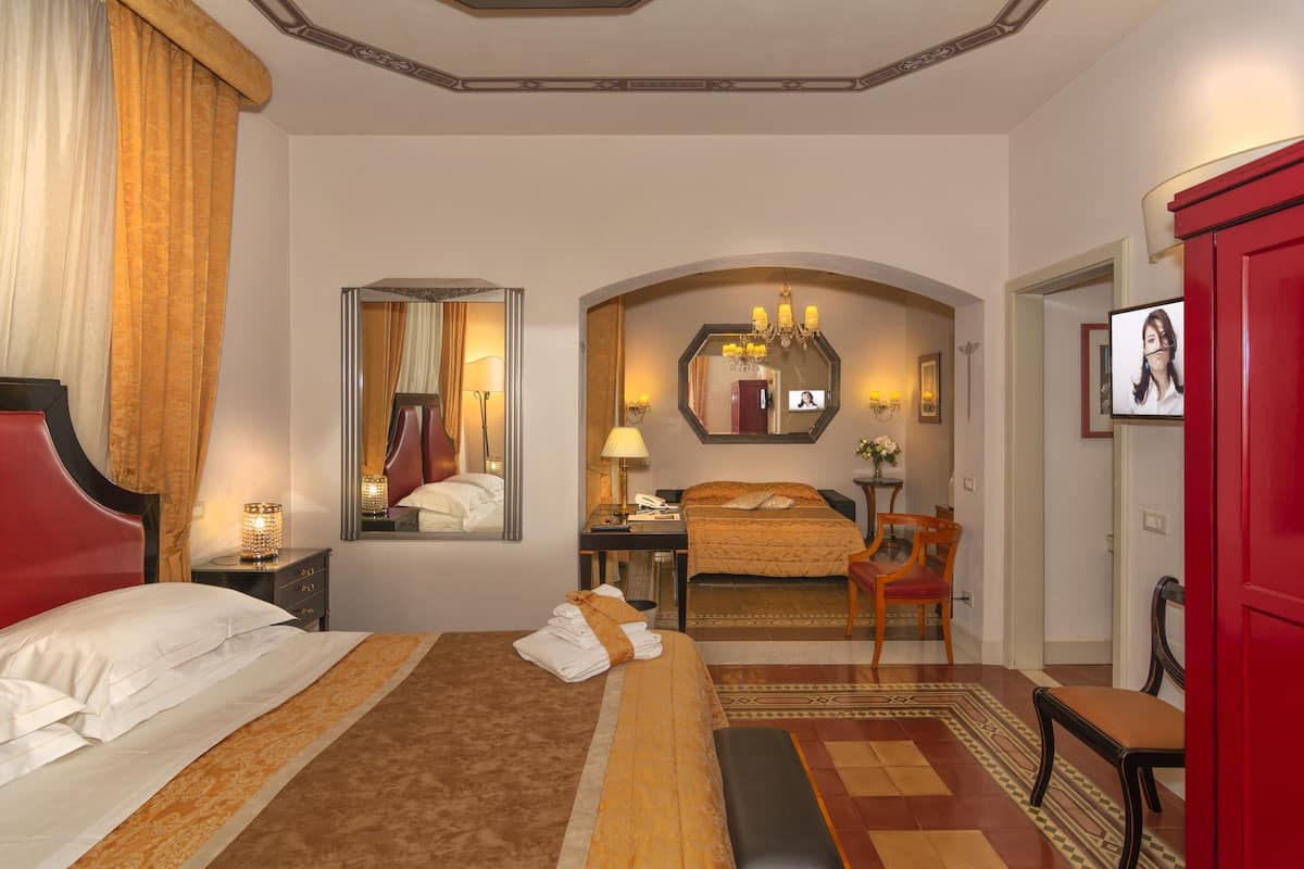 Junior Studio Suite | Minibar, in-room safe, desk, soundproofing
