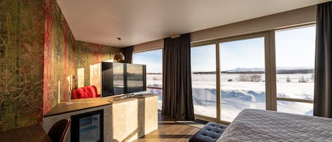 Superior suite, uitzicht op meer | Een minibar, individueel gedecoreerd, individueel gemeubileerd