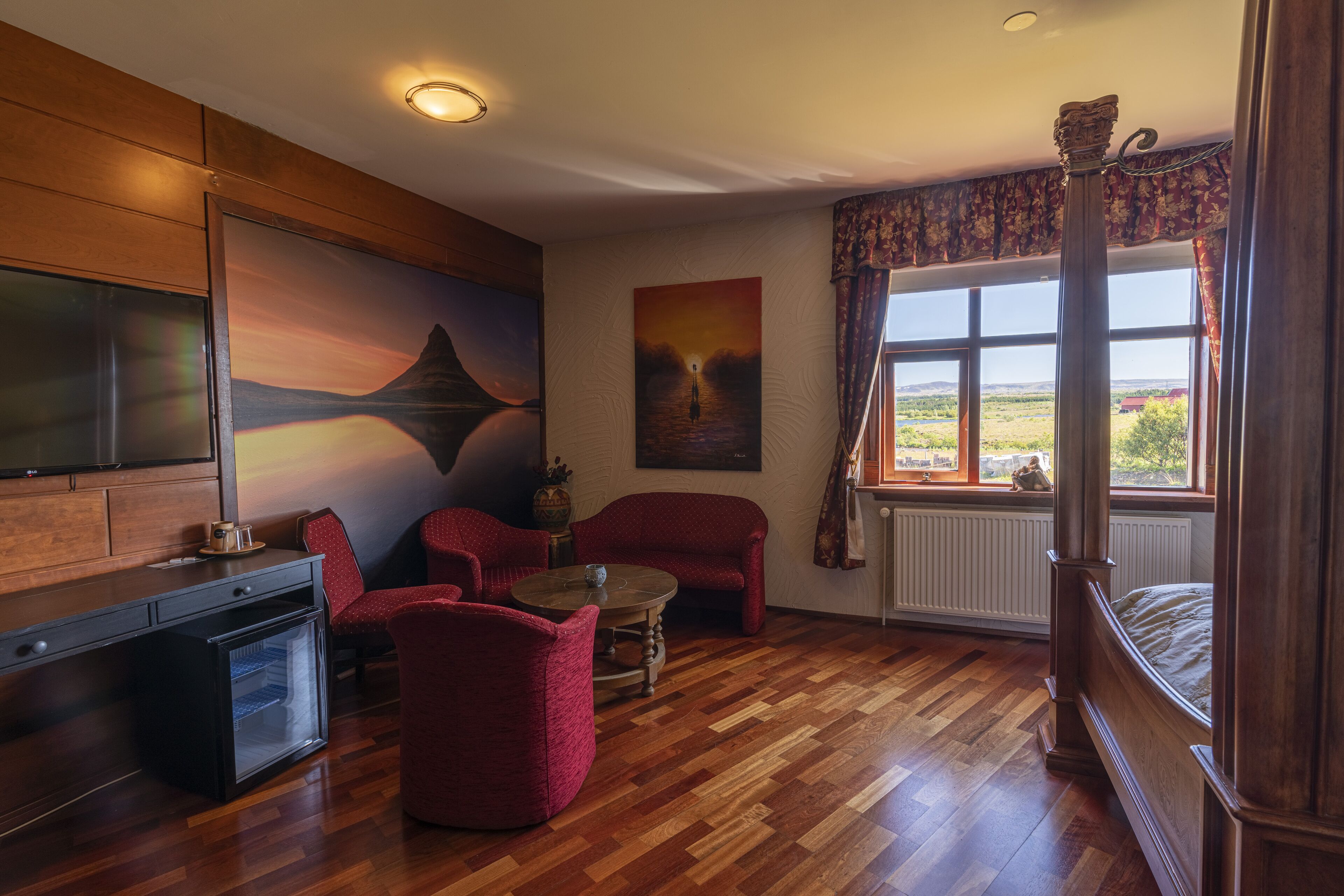 deluxe suite, jetted tub, lake view | lake view