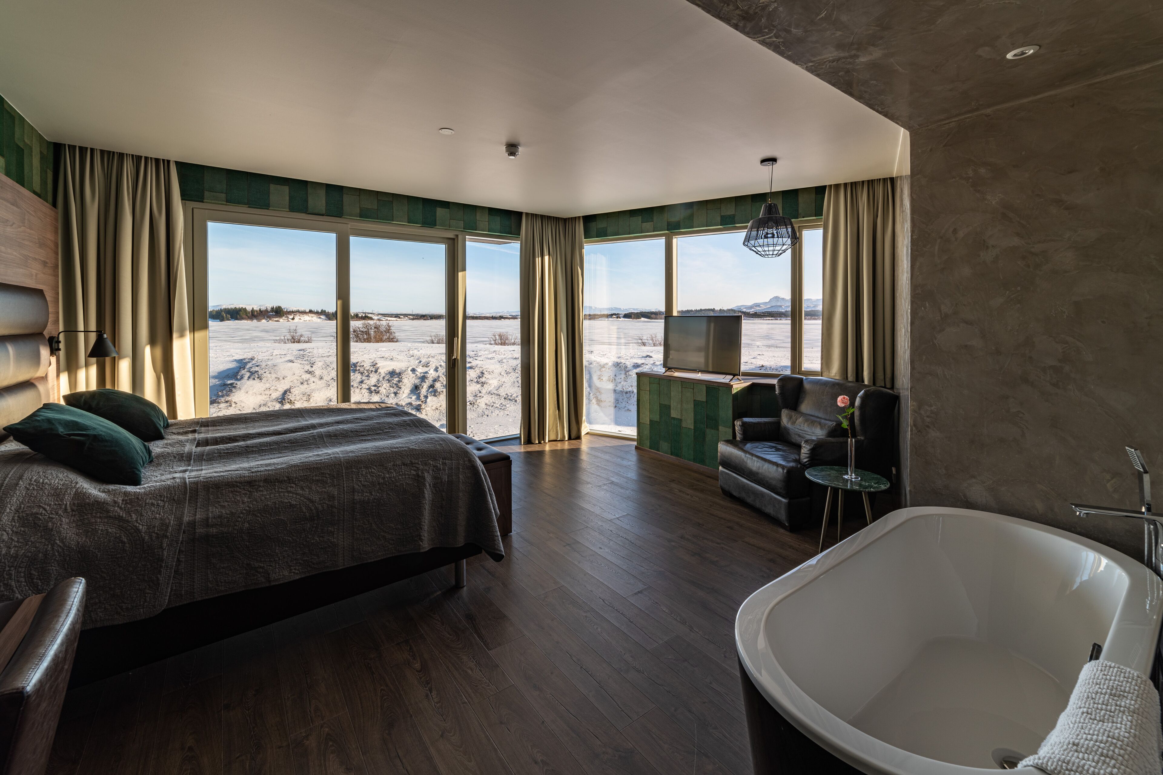 Panoramic Suite, Lake View, Corner | Individually decorated, individually furnished, desk, laptop workspace