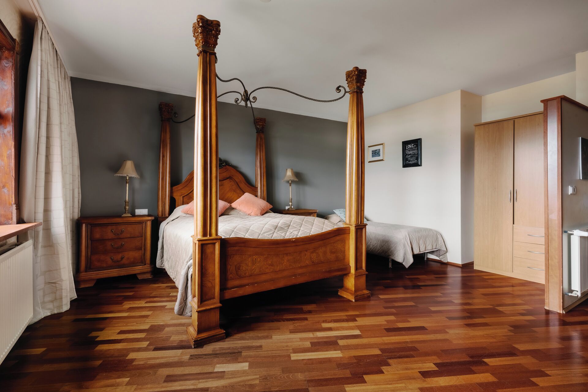 Habitación triple, varias camas, balcón, vista al lago | Decoración personalizada, muebles diferentes y escritorio 