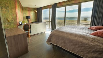 Suite superior, vistas al lago | 1 dormitorio, decoración individual, mobiliario individual y escritorio