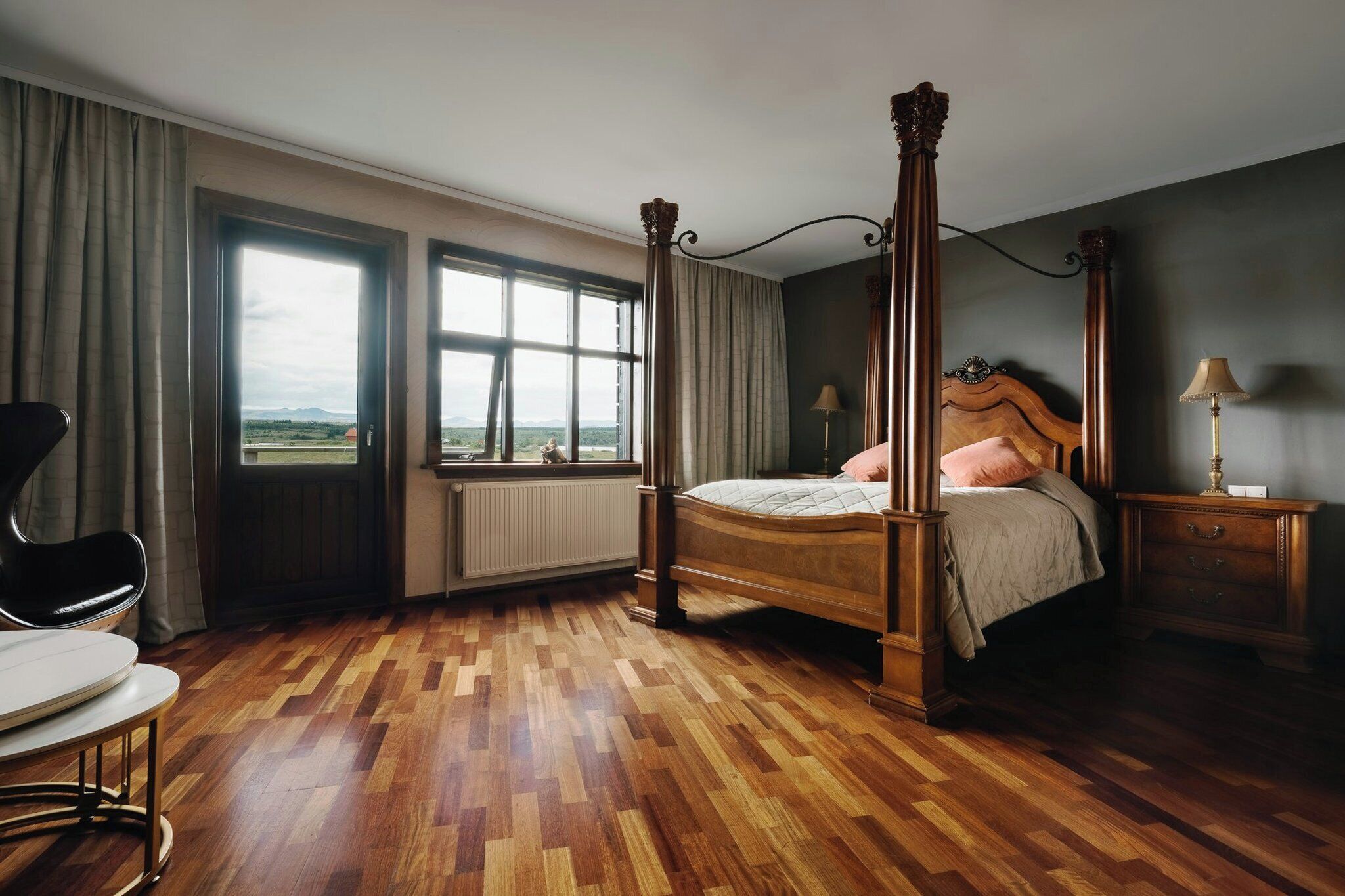 Habitación triple, varias camas, balcón, vista al lago | Escritorio, espacio para trabajar con laptop y cortinas blackout 