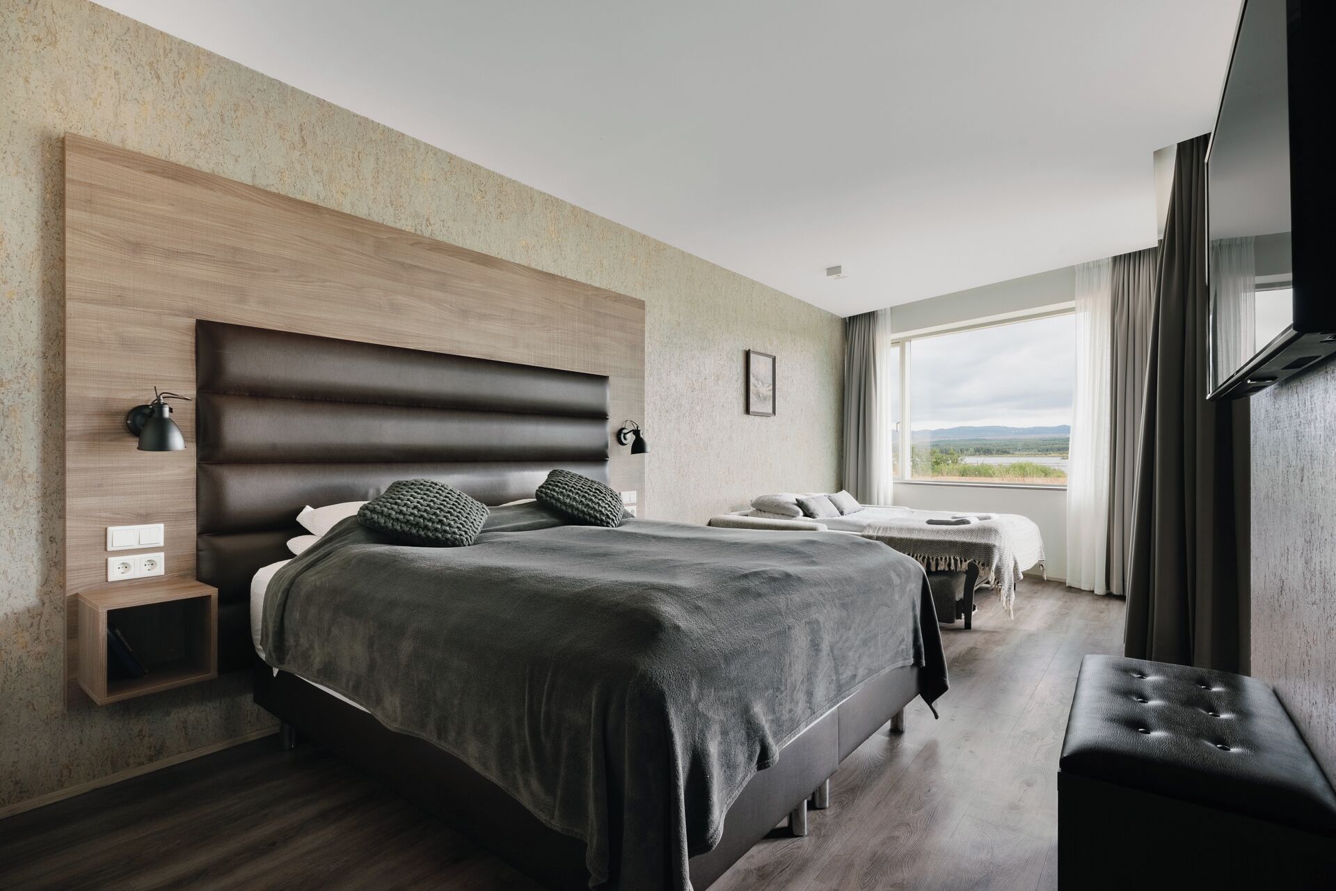 Family Suite | Decoración personalizada, muebles diferentes y escritorio 
