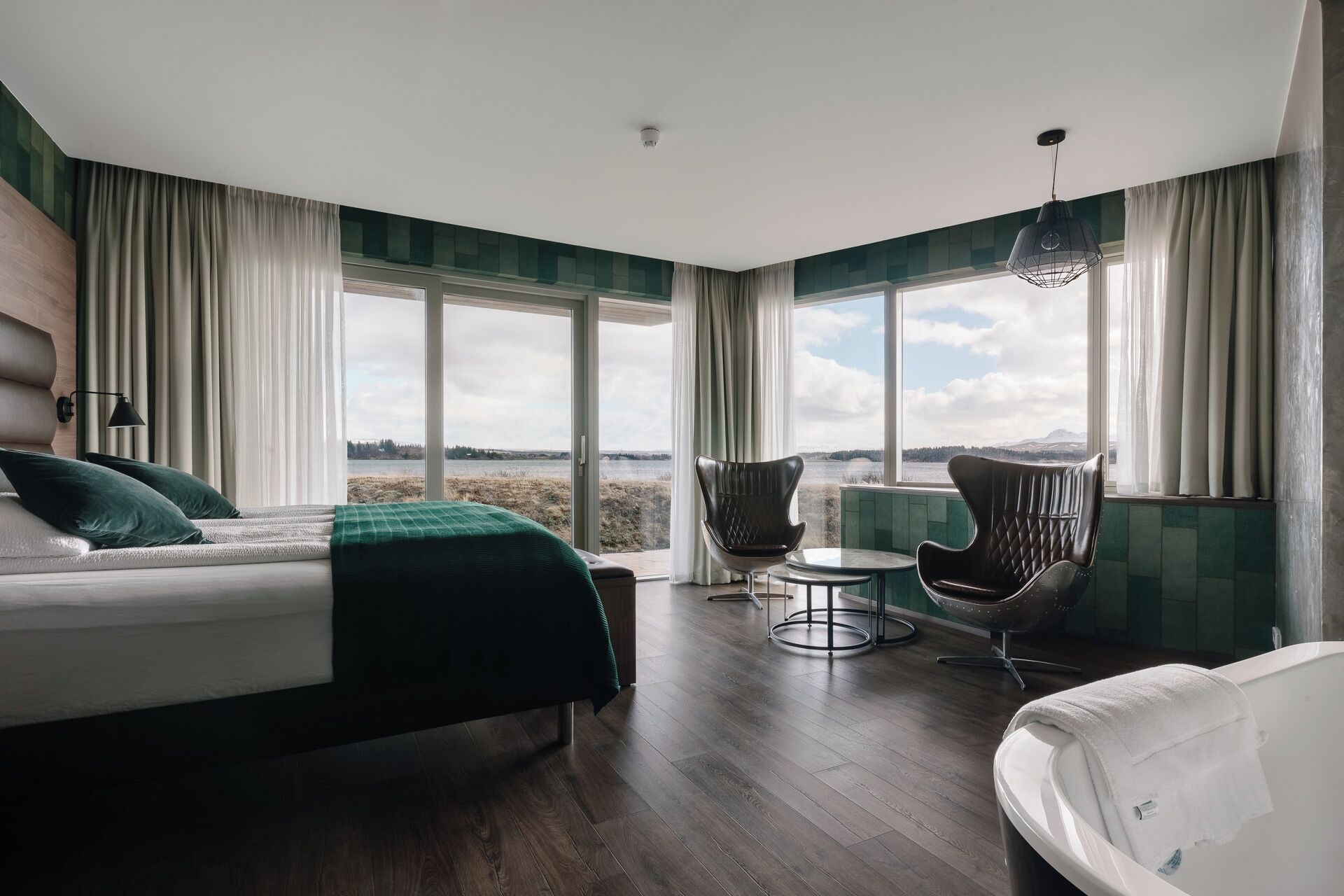 Suite panorámica, vista al lago, en esquina | Decoración personalizada, muebles diferentes y escritorio 