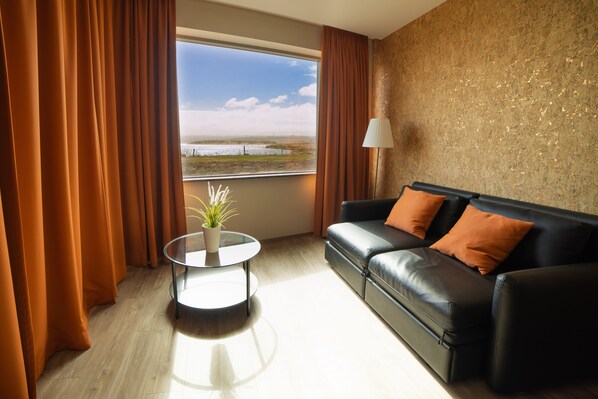 Family Suite | Decoración personalizada, muebles diferentes y escritorio 