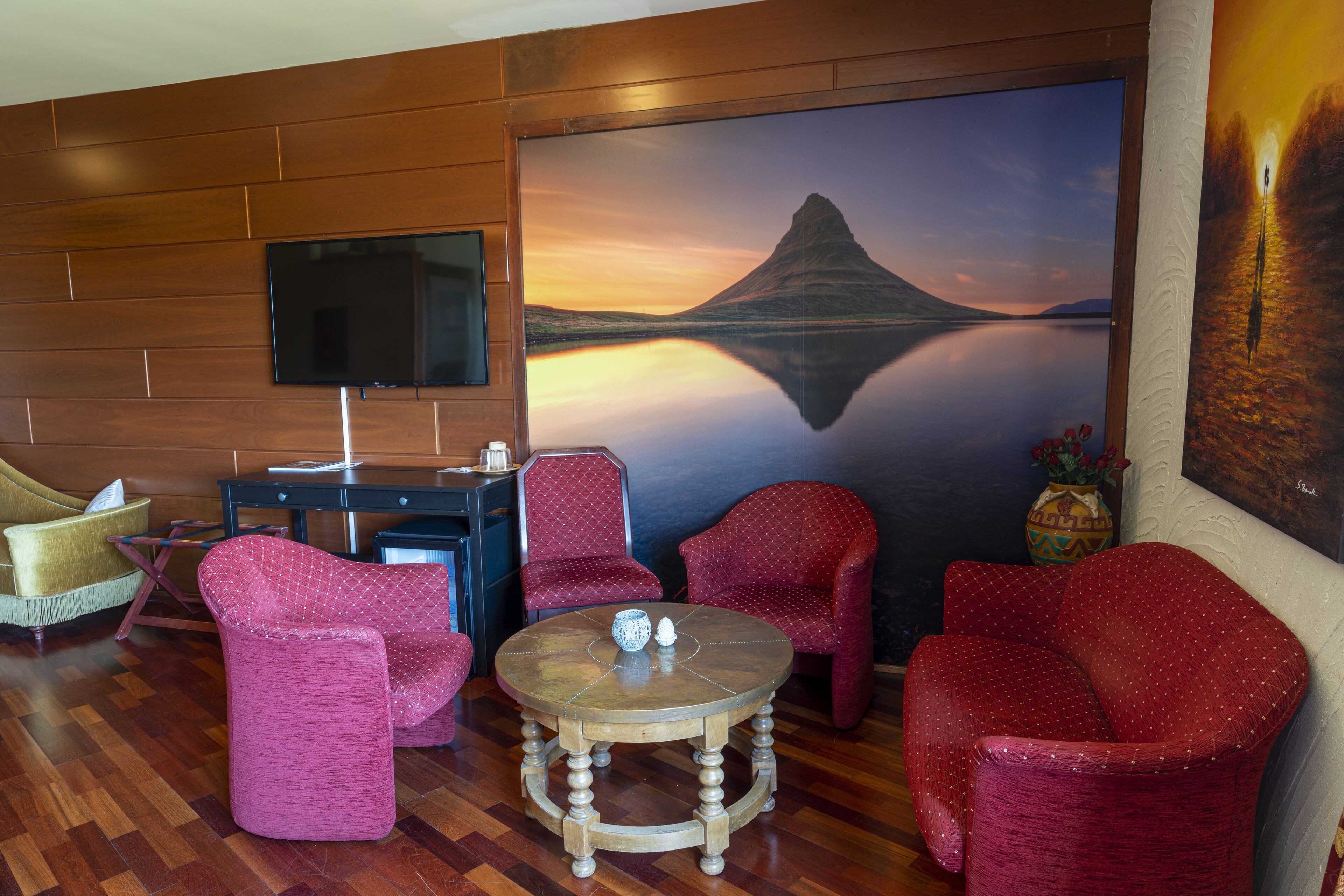 deluxe suite, jetted tub, lake view | living area | 55-cm flat-screen tv with cable channels, tv