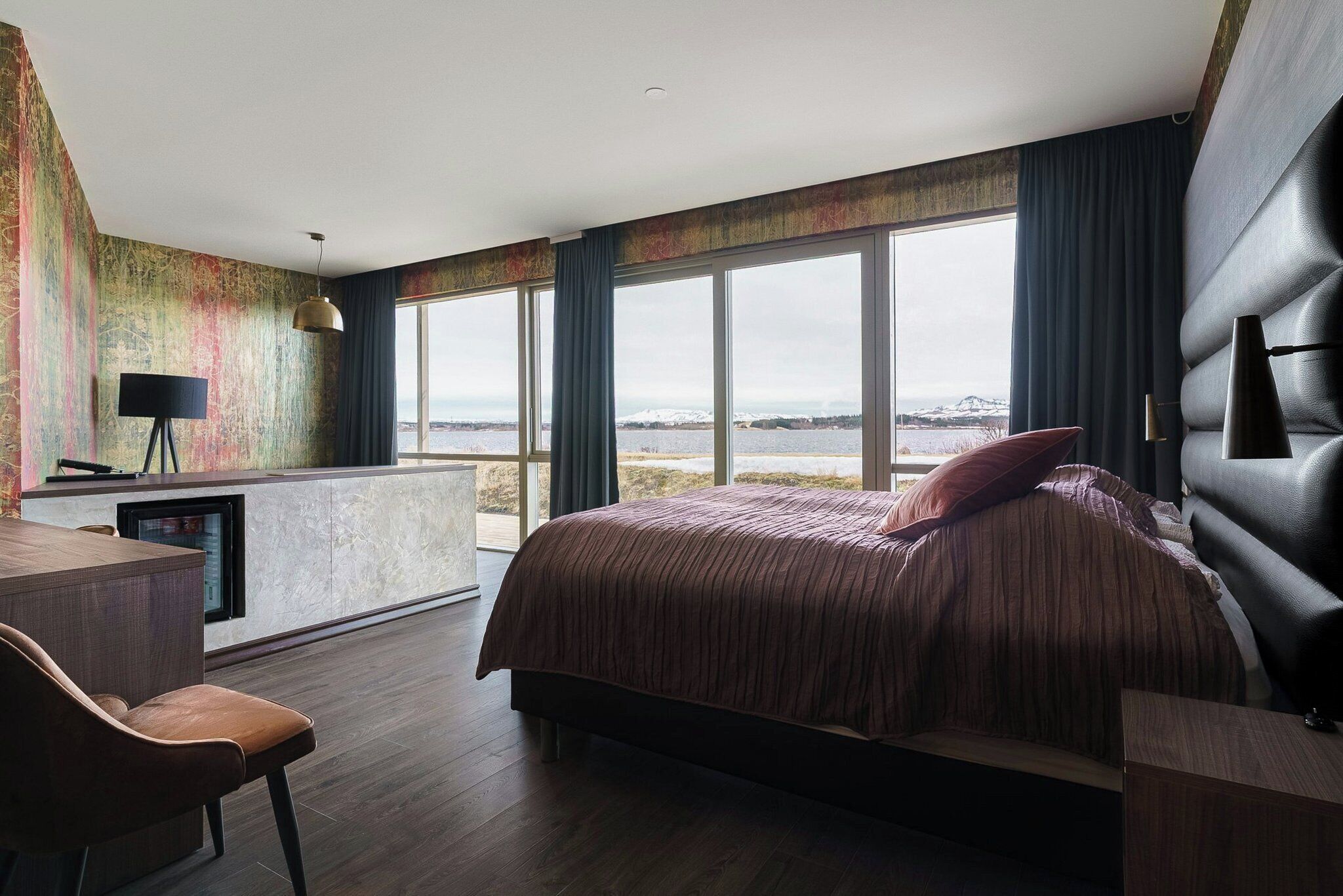 Suite superior, vista al lago | Escritorio, espacio para trabajar con laptop y cortinas blackout 