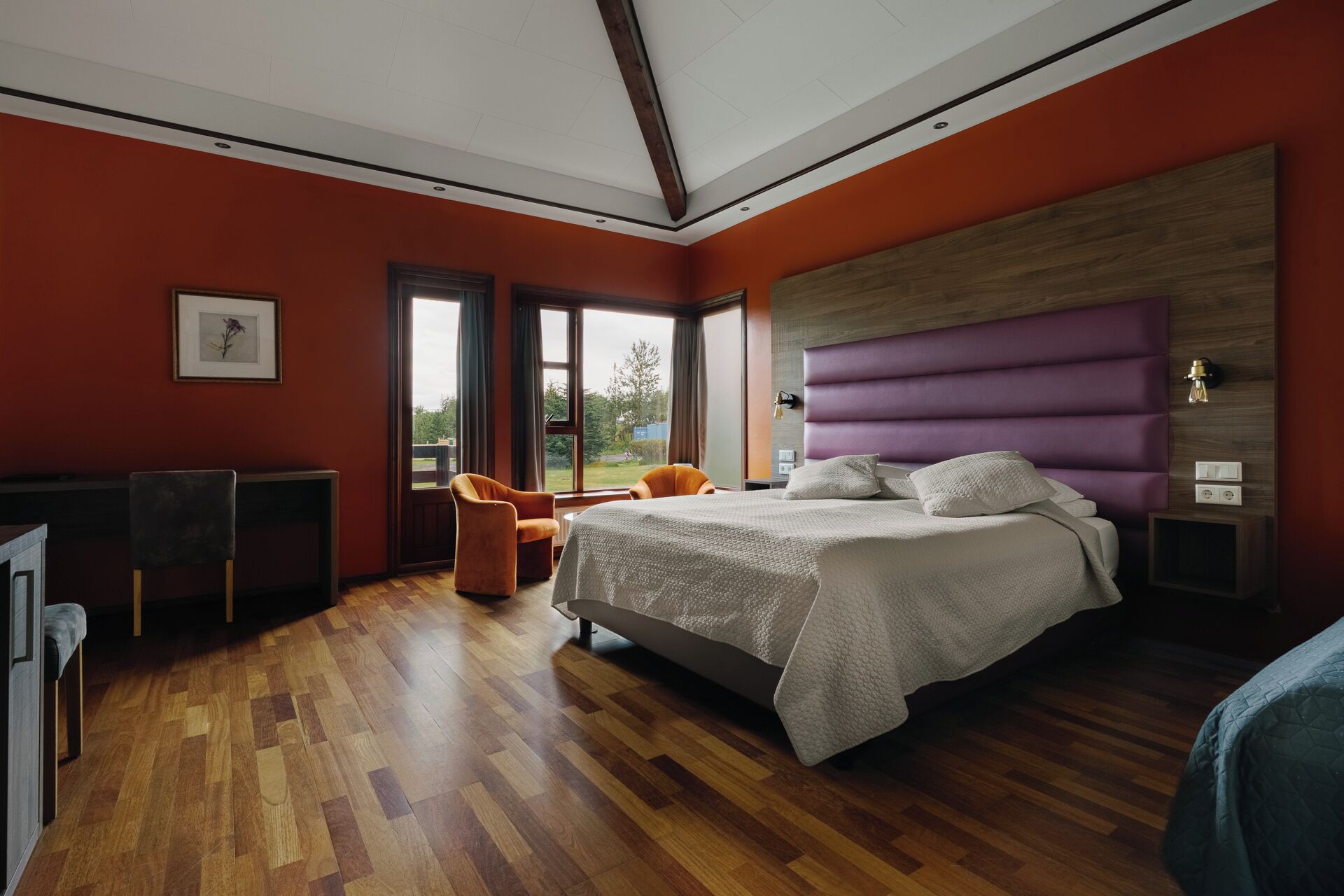 Habitación triple, balcón | Decoración personalizada, muebles diferentes y escritorio 