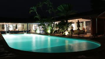 Udendørs pool, parasoller, liggestole