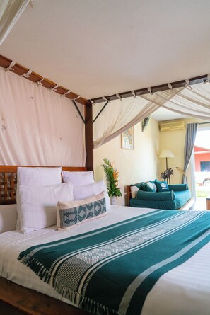 Minibar, caja de seguridad en la habitación y muebles diferentes 