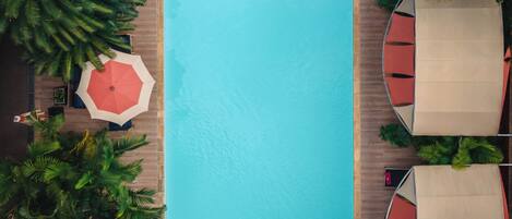 Piscine extérieure, parasols de plage, chaises longues