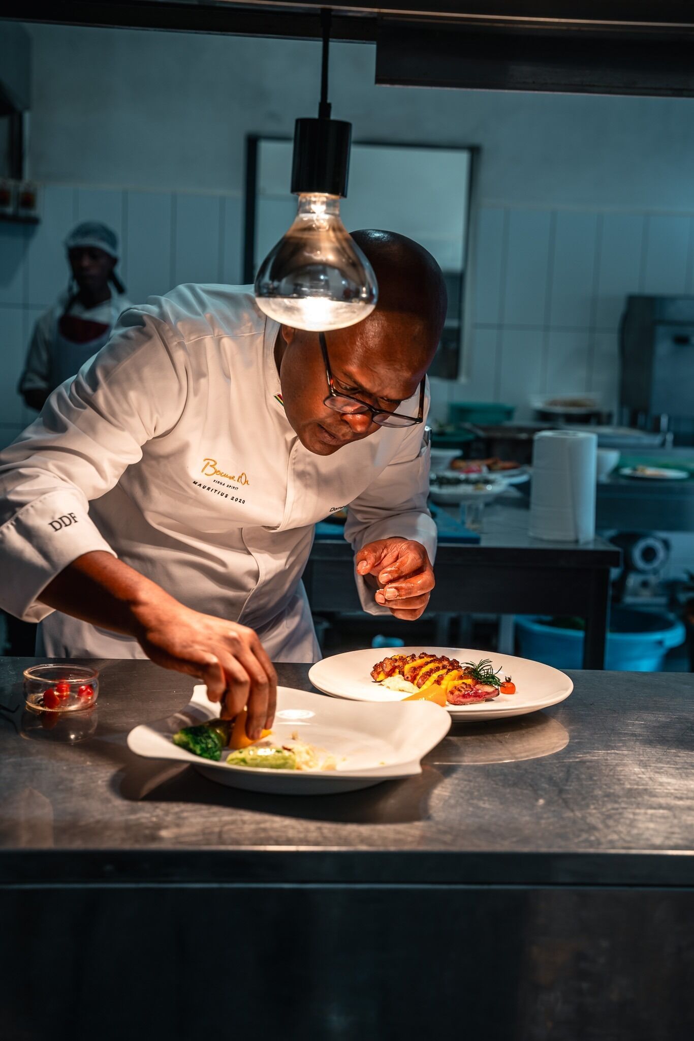 Frokost, lunsj og middag serveres, fusjonsretter, utsikt mot bassenget 