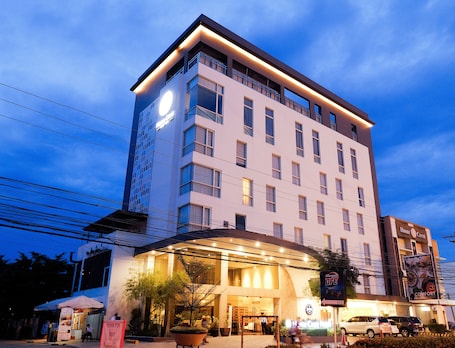 Fachada de la propiedad por la tarde o noche