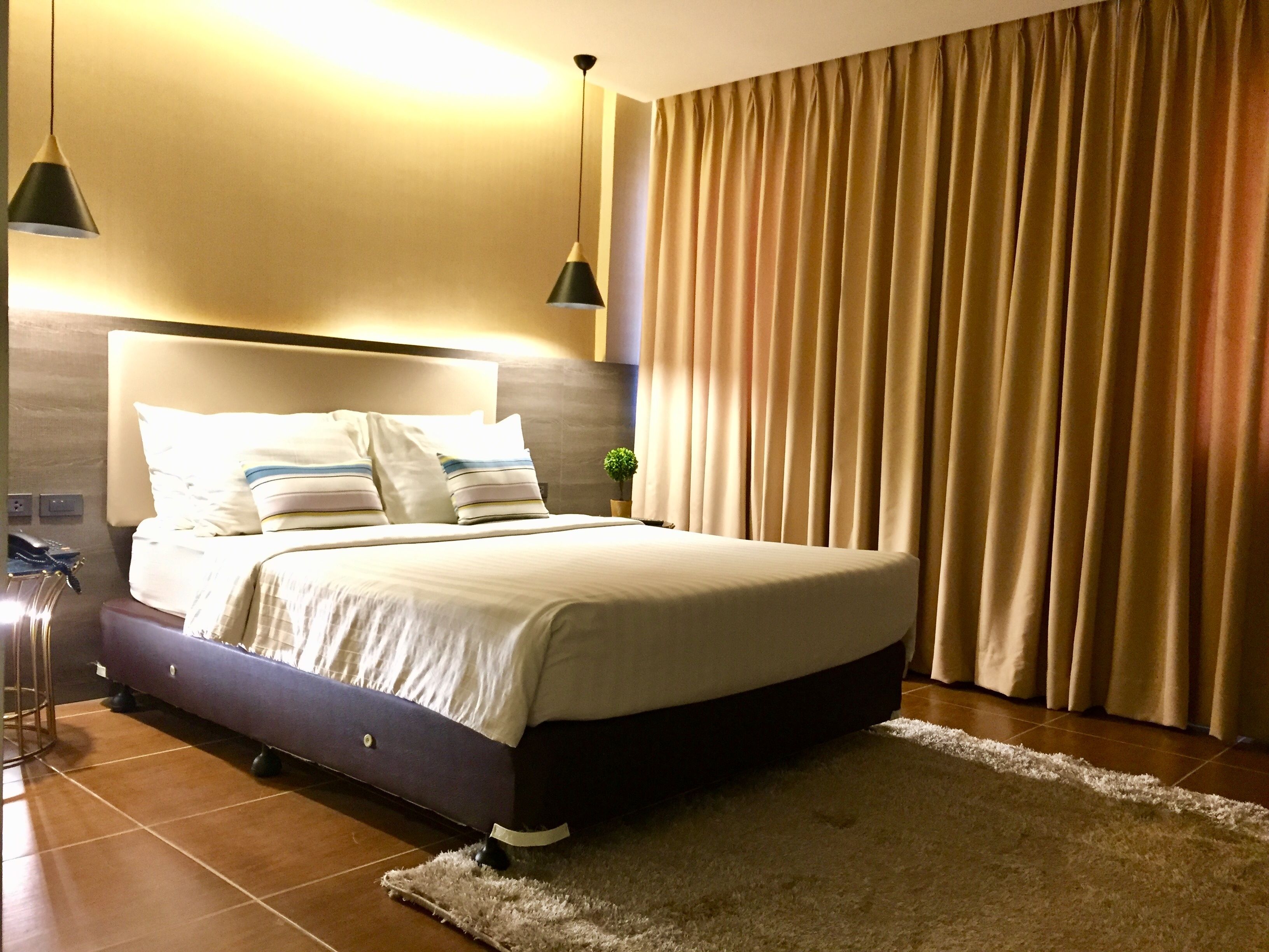 Desk, soundproofing, rollaway beds, free WiFi