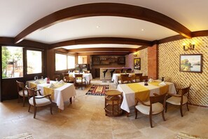 Petit déjeuner et déjeuner servis sur place, spécialités Cuisine turque