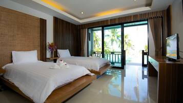 Deluxe Pool Access | Minibar, in-room safe, rollaway beds, free WiFi