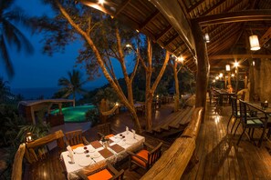 Una piscina al aire libre, sillones reclinables de piscina