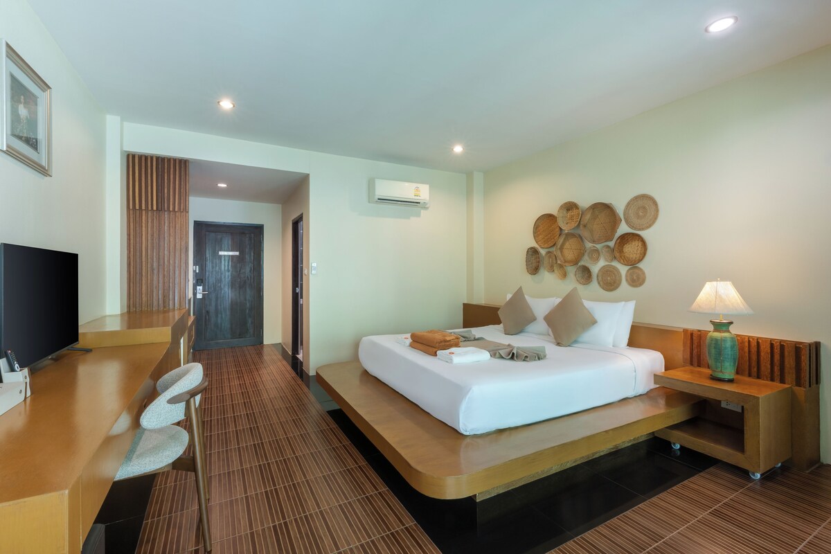Deluxe Garden View | Minibar, in-room safe, rollaway beds (surcharge), WiFi (free)