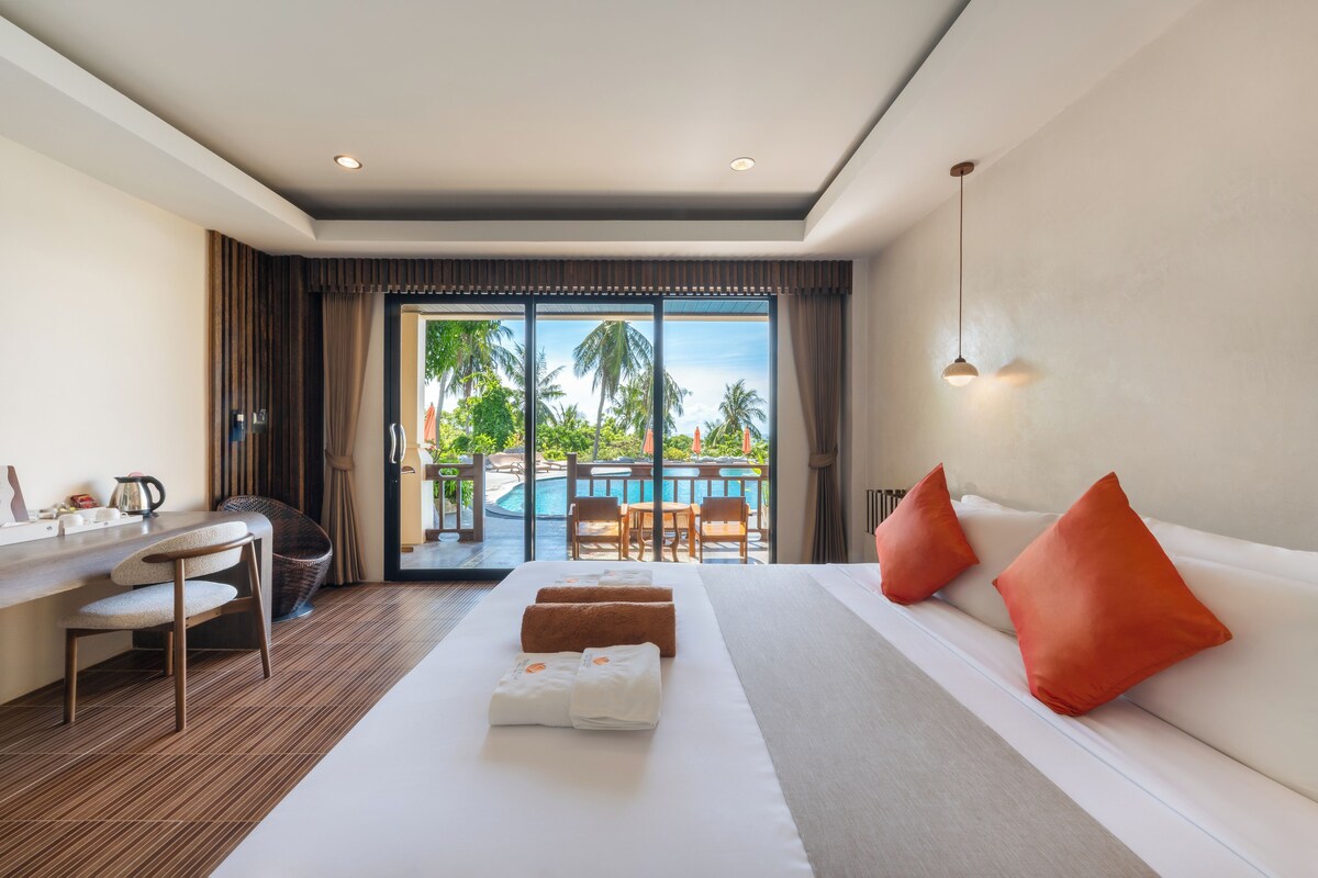 Deluxe Pool Access | Minibar, in-room safe, rollaway beds (surcharge), WiFi (free)