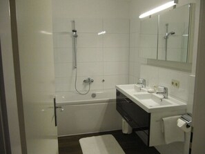 Free toiletries, hair dryer, towels - Hotel Daniel's (Hallbergmoos)