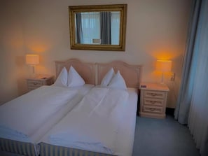 Minibar, in-room safe, desk, laptop workspace - Hotel Daniel's (Hallbergmoos)