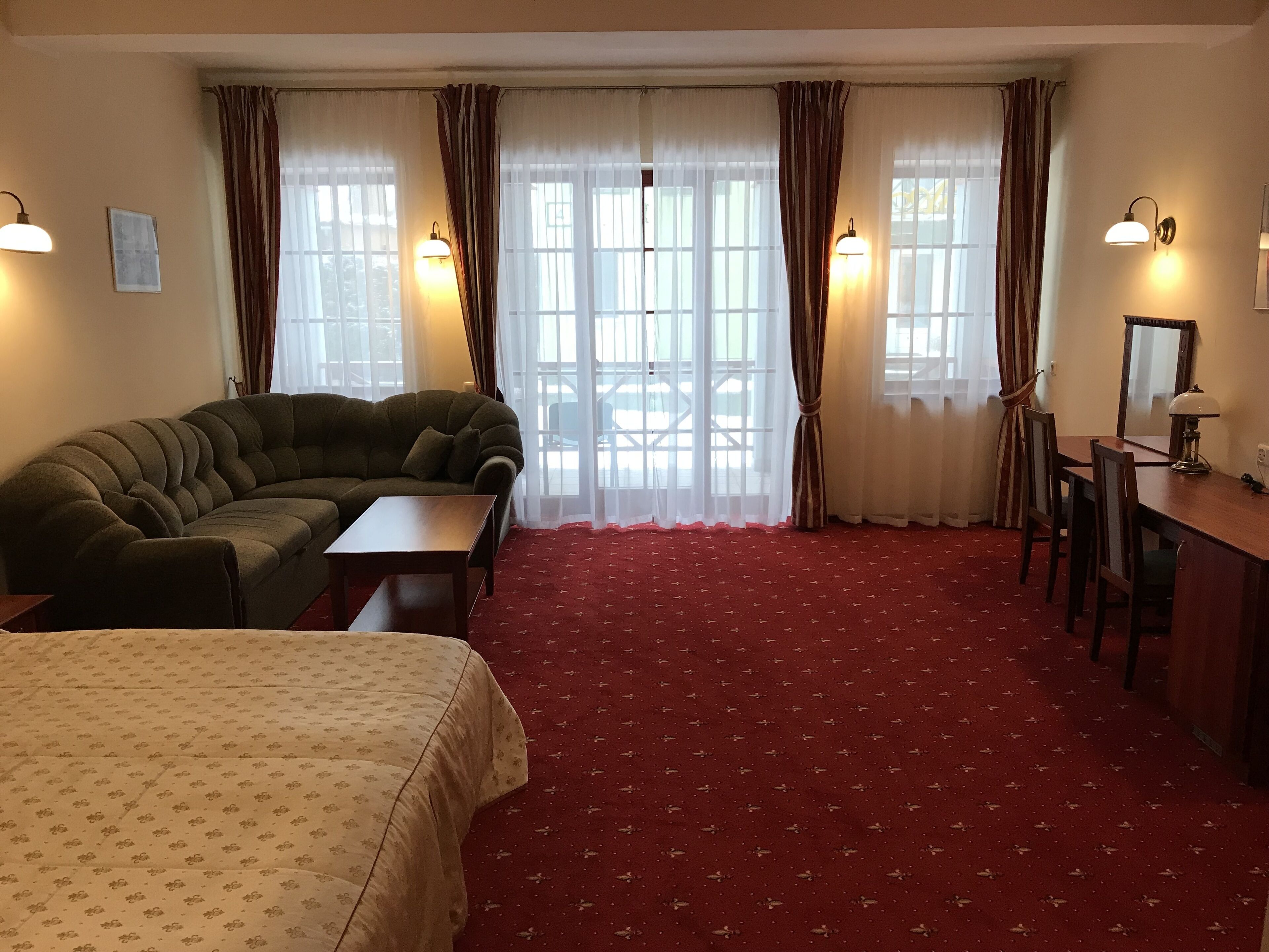 grand double or twin room | in-room safe, desk, laptop workspace, soundproofing