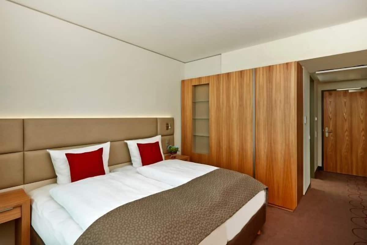 In-room safe, desk, laptop workspace, soundproofing