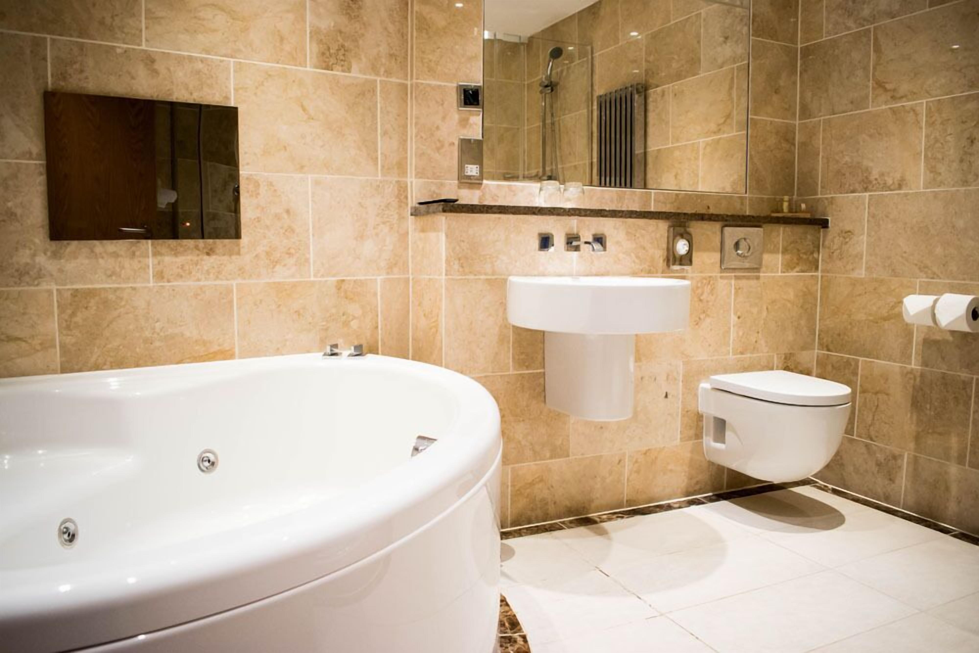 junior suite | bathroom | shower, towels