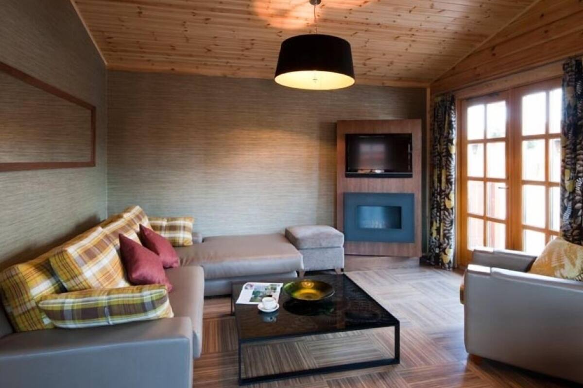 Rom – standard, 2 soverom (Lodge, 4 Adults) | Oppholdsrom | Flatskjerm-TV