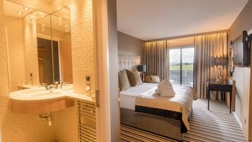 Deluxe Room | Premium bedding, soundproofing, iron/ironing board, free WiFi