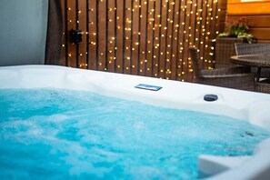 Luxury 3-bed lodge with hot tub  | Outdoor spa tub - Ingliston Country Club Hotel (Bishopton)