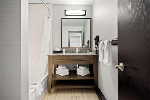 Cortinas blackout, tabla de planchar con plancha y wifi gratis