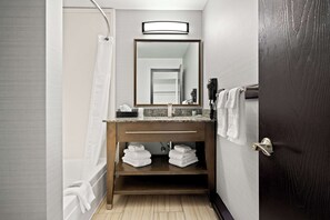 Cortinas opacas, tabla de planchar con plancha, wifi gratis