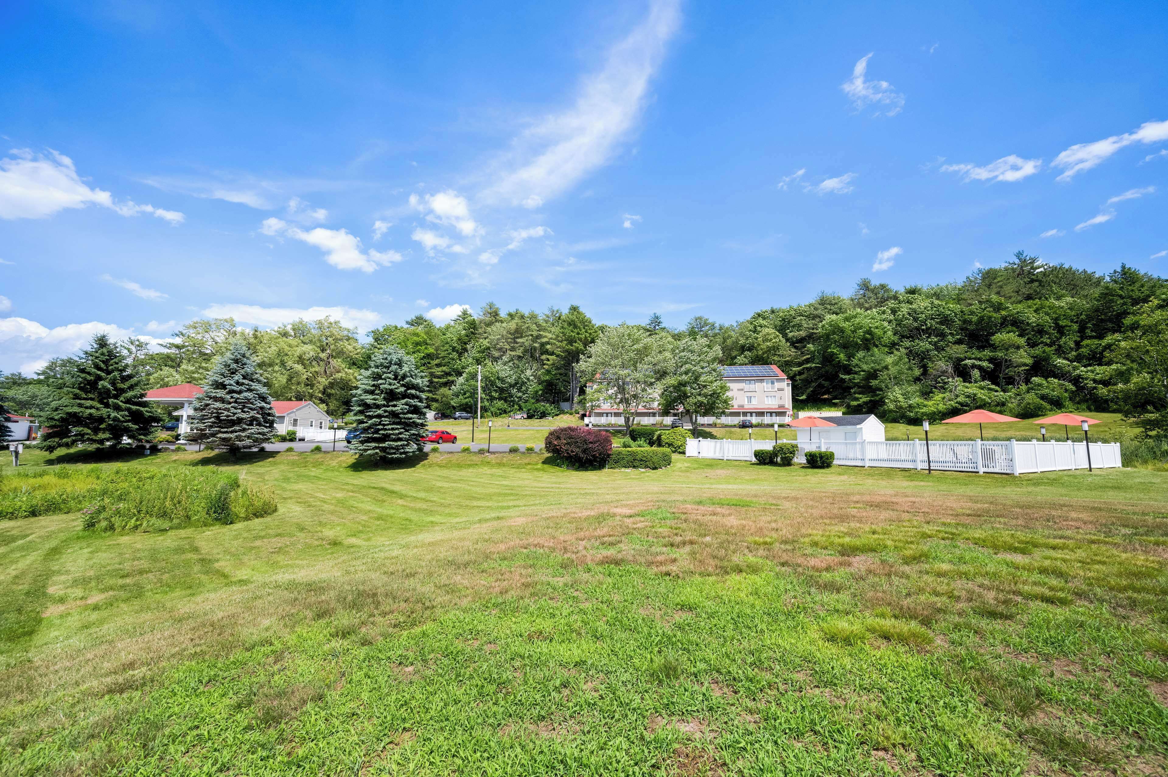 Kolam renang terbuka bermusim 