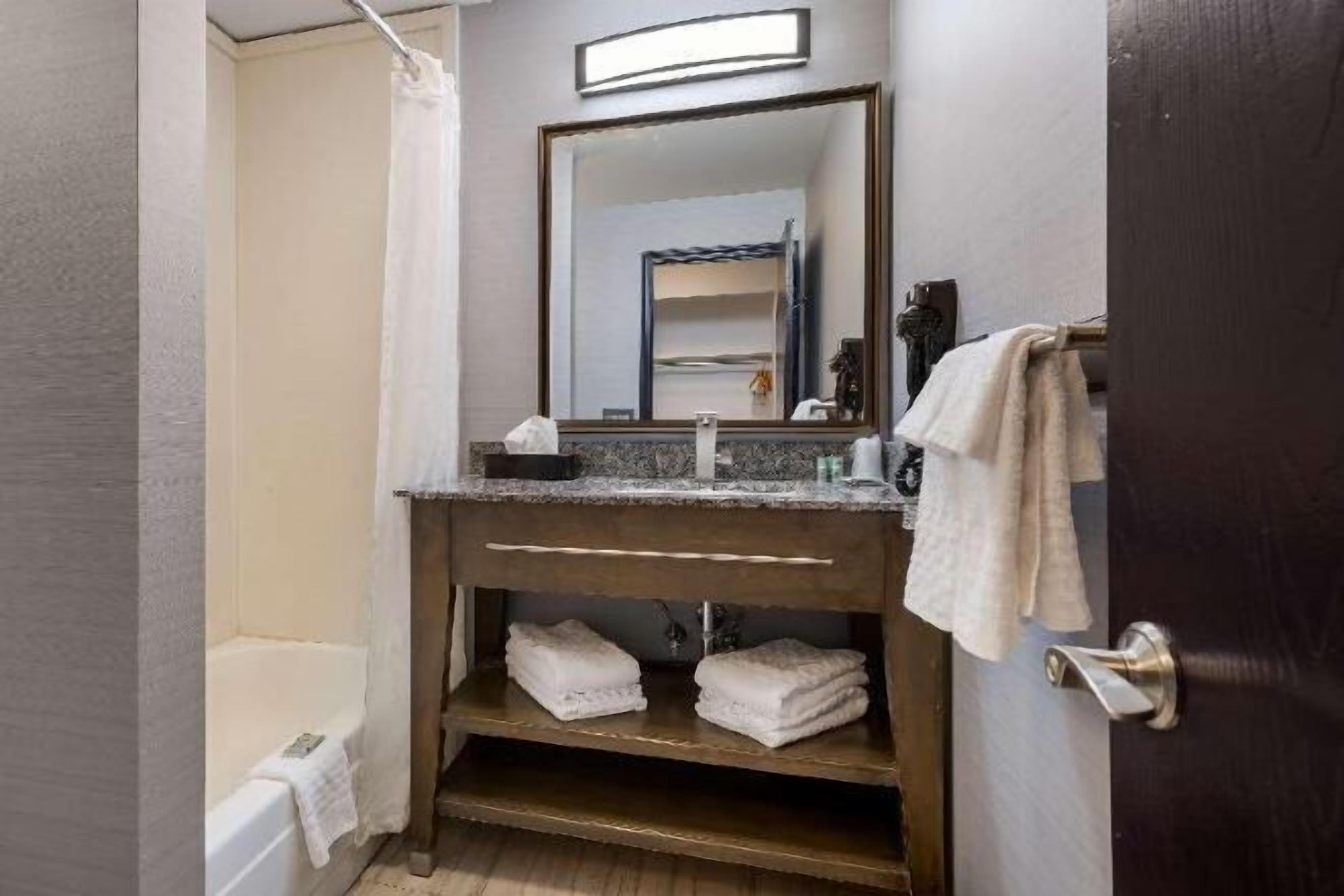 Badezimmer | Duschwanne, kostenlose Toilettenartikel, Haartrockner, Handtücher