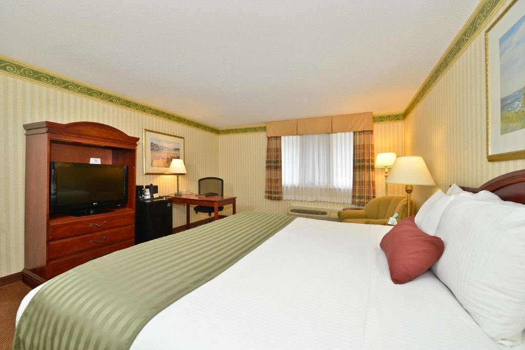 Blackout drapes, iron/ironing board, free WiFi, bed sheets
